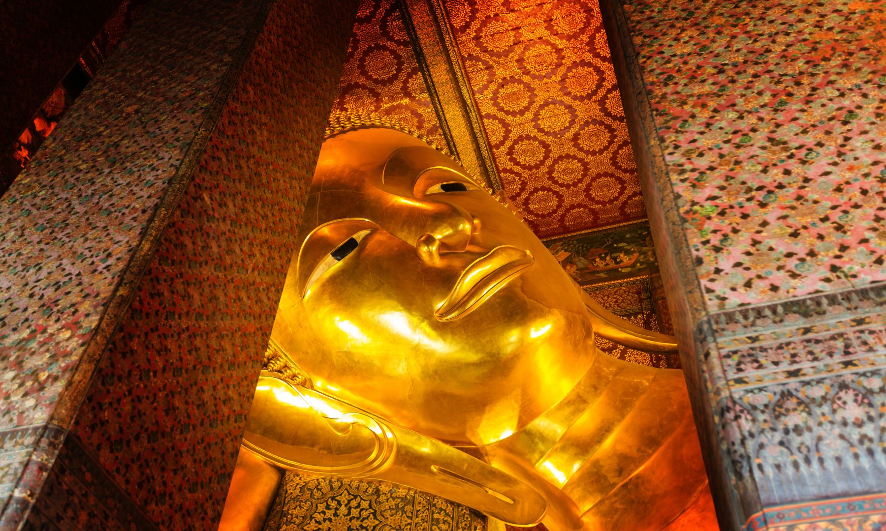 寝釈迦仏の大きさに圧倒される「ワット・ポー」へご案内